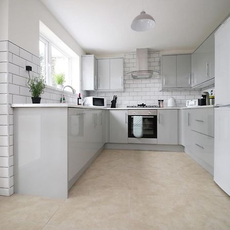 Family Home In The Charming Coastal Town Of Barry Luaran gambar