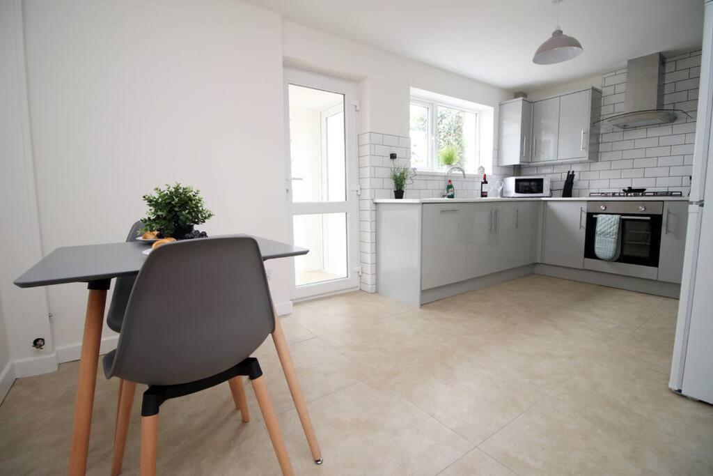 Family Home In The Charming Coastal Town Of Barry Luaran gambar