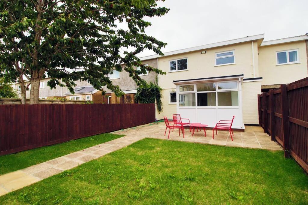 Family Home In The Charming Coastal Town Of Barry Luaran gambar