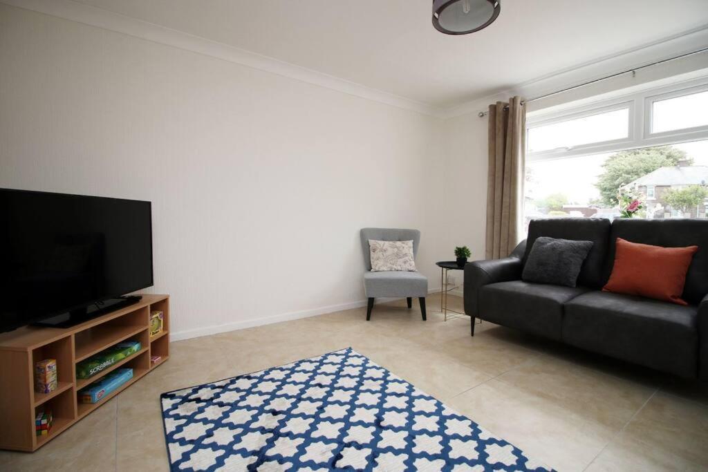 Family Home In The Charming Coastal Town Of Barry Luaran gambar