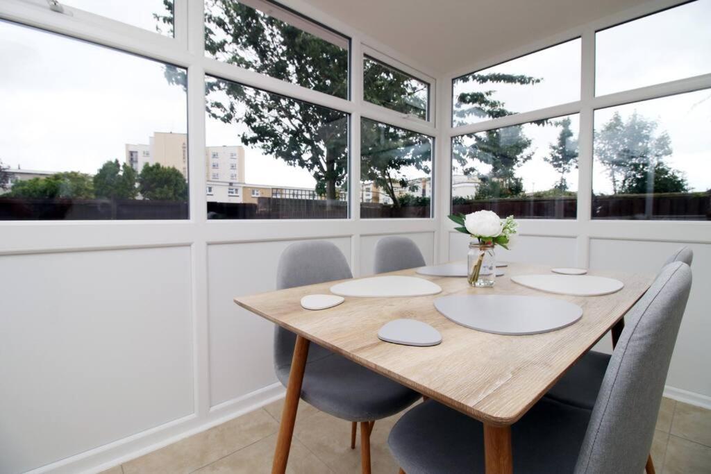 Family Home In The Charming Coastal Town Of Barry Luaran gambar