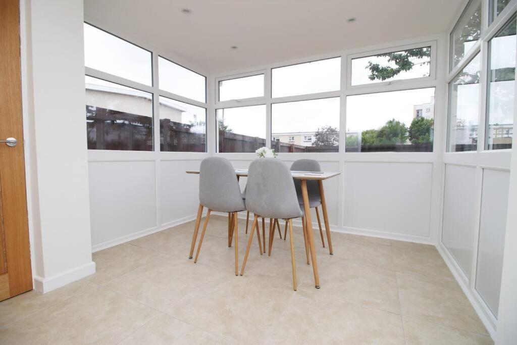 Family Home In The Charming Coastal Town Of Barry Luaran gambar