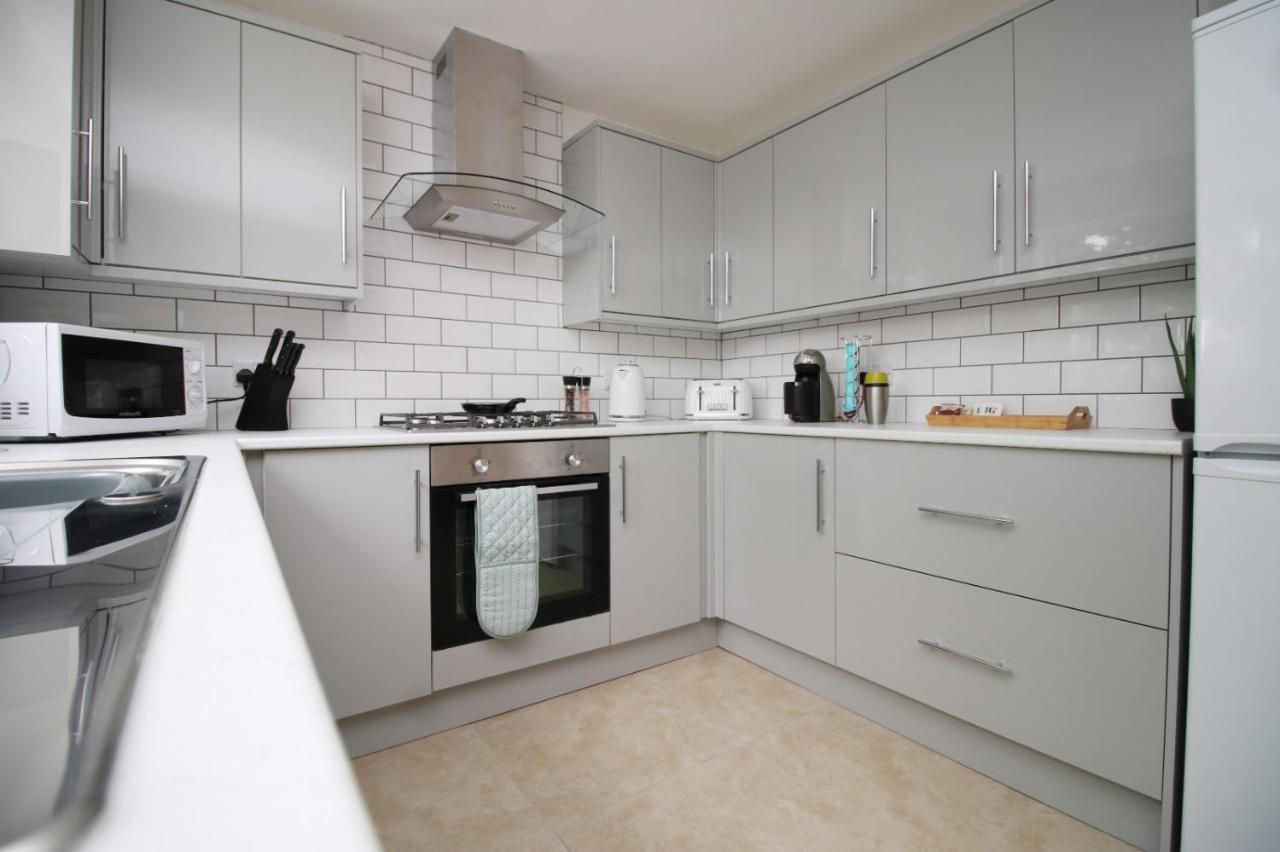 Family Home In The Charming Coastal Town Of Barry Luaran gambar