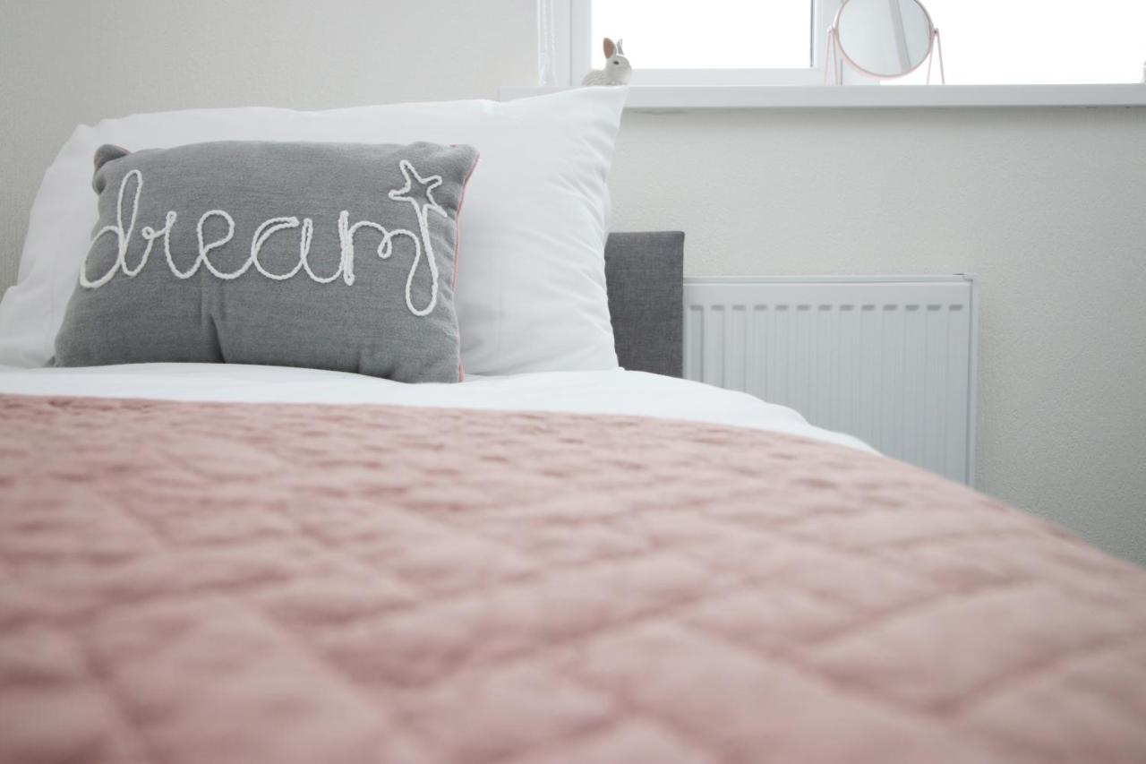 Family Home In The Charming Coastal Town Of Barry Luaran gambar
