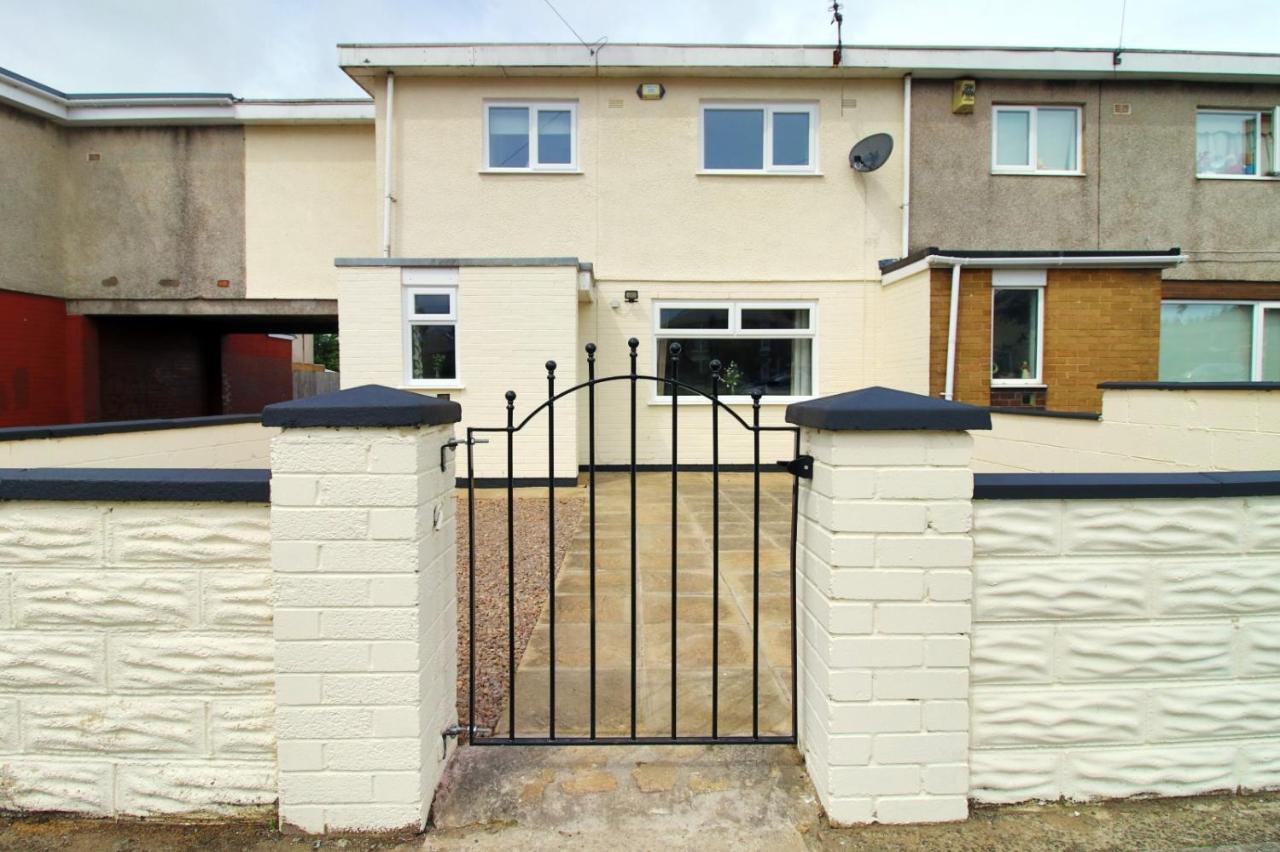 Family Home In The Charming Coastal Town Of Barry Luaran gambar